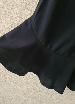 Мини платье черное с оборкой из плотной фактурной ткани qu style6 фото