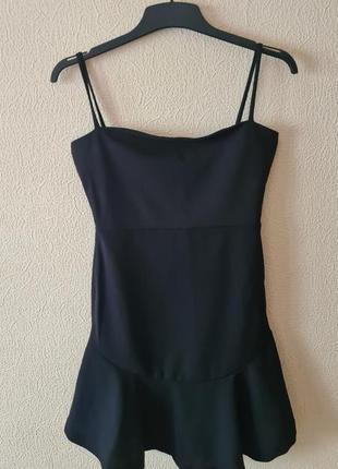 Мини платье черное с оборкой из плотной фактурной ткани qu style5 фото
