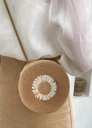 Тренд сумка кругла плетена з квіткою ромашкасумочка літня як солом'яна1 фото