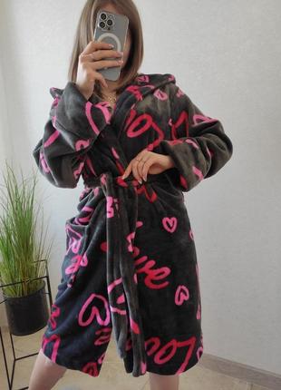 Женский плюшевый короткий халат love с капюшоном и карманами домашний уютный5 фото