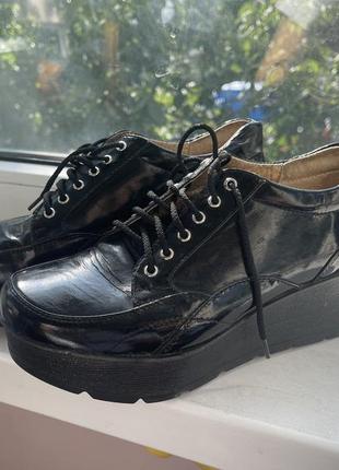 Черные лаковые туфли, ботинки на шнуровке