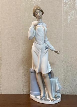 Фарфоровая статуэтка lladro «доктор».