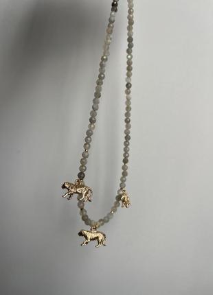 Ожерелье из лабрадора с подвеской тигр