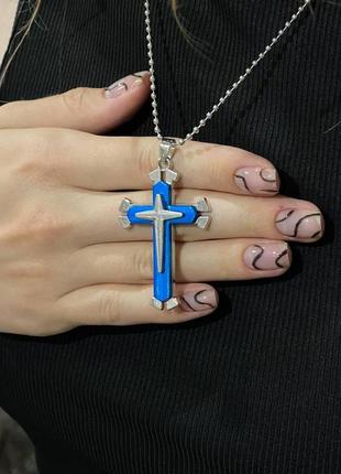 Подарок парню девушке - трехслойный серебристый крест с синей вставкой на стальной цепочке в коробочке5 фото