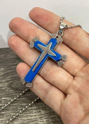 Подарок парню девушке - трехслойный серебристый крест с синей вставкой на стальной цепочке в коробочке2 фото