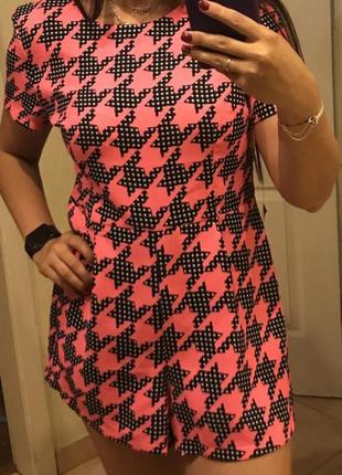 Комбинезон яркий.