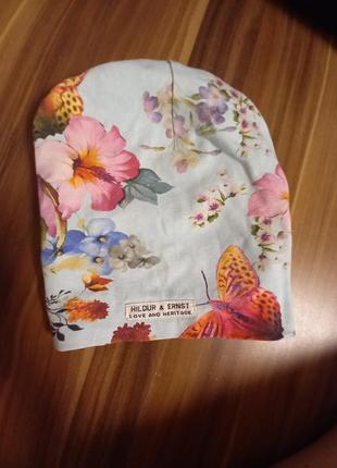 Гарненька спортивна шапка