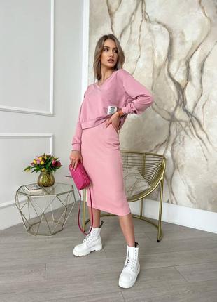 Комплект платье майка миди в рубчик по фигуре облегающая кофта свитшот укороченная костюм бежевый розовый пудра8 фото