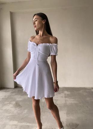 Муслиновое мини платье короткая регулируется шнуровкой с открытыми плечами короткие рукава хлопок белое розовое пудровое желтое3 фото