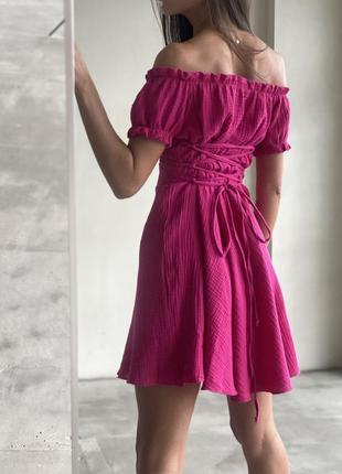 Муслиновое мини платье короткая регулируется шнуровкой с открытыми плечами короткие рукава хлопок белое розовое пудровое желтое7 фото