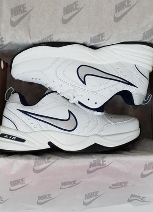 Мужские кроссовки белые с серым nike air monarch. спортивные кроссовки для бега найк аир монарх4 фото