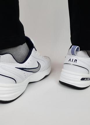 Мужские кроссовки белые с серым nike air monarch. спортивные кроссовки для бега найк аир монарх9 фото