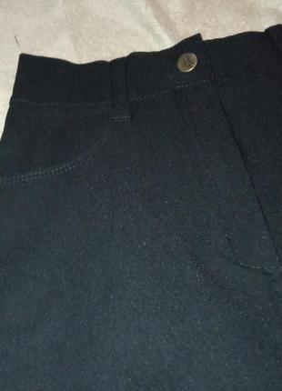 Черная стрейчевая юбка миди с фигурной распоркой сбоку 42 443 фото