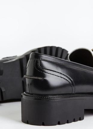 Контрастні чорно-білі туфлі лофери6 фото