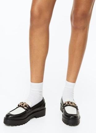 Контрастні чорно-білі туфлі лофери5 фото