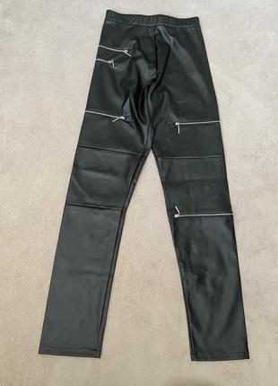 Черные кожаные лосины с замками/молниями1 фото