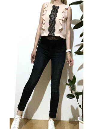 Eur 36-38 пудровая блузка без рукава блуза с черным кружевом и рюшами