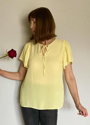 Жовта шифонова блузка з коротким плісированим рукавом