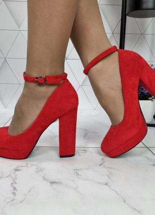 Туфли красные на стойкому каблуке2 фото