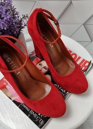 Туфли красные на стойкому каблуке6 фото