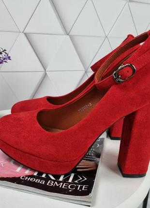 Туфли красные на стойкому каблуке8 фото