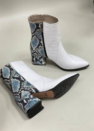 Ботильни з гострим носком з натуральної шкіри з тисненням колір на вибір