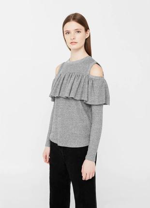 Сіра кофтинка з оборками, рюшами в рубчик з відкритими плечима mango