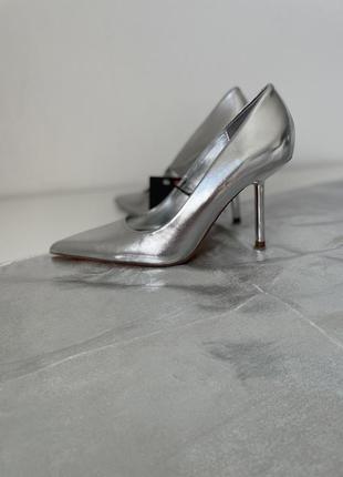 Серебряное миди платье zara с разрезом туфли серебро оригинал8 фото