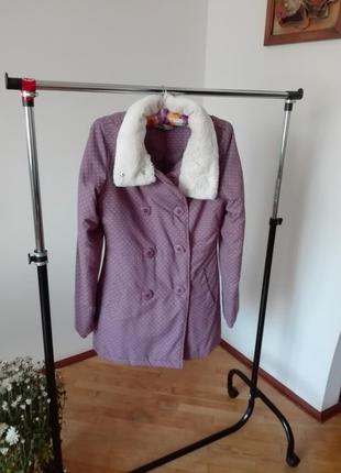 Утепленное двухбортное пальто с меховым воротником