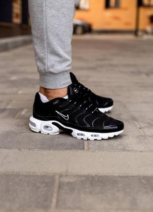 Мужские кроссовки черные с белой подошвой nike air max plus tn