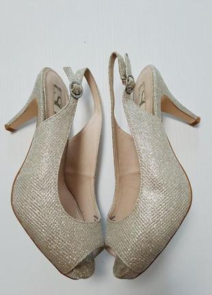 Босоніжки золоті