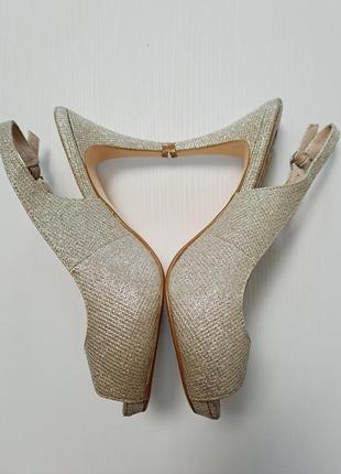 Босоніжки золоті