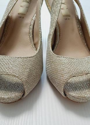 Босоніжки золоті