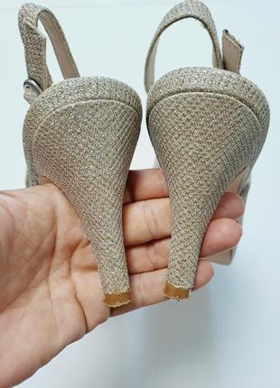 Босоніжки золоті