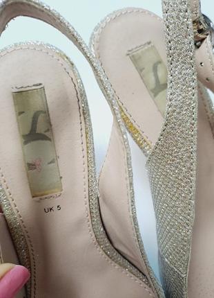 Босоніжки золоті