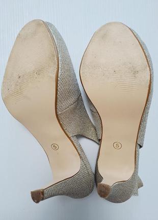 Босоніжки золоті