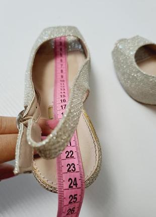 Босоніжки золоті