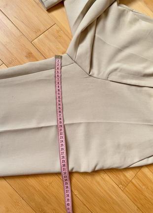 Светло-бежевые брюки с боковыми карманами7 фото