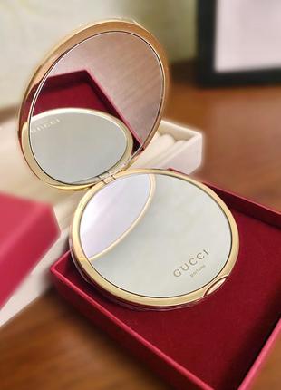 Зеркало гуччи gucci parfums оригинал из сша косметическое карманное золотое зеркальце двухстороннее компактное с логотипами брендовое тиснение4 фото