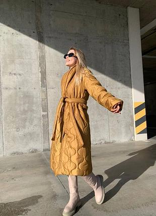 Шикарне довге стьобане пальто курточка парка пуховик чорне біле гірчичне з поясом на кнопках ковдра зефірка плащ пальто шуба жилетка