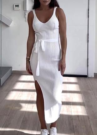 Платье трикотажное облегающее с поясом белое