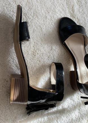 Женские босоножки