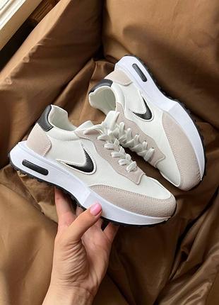 Кросівки жіночі