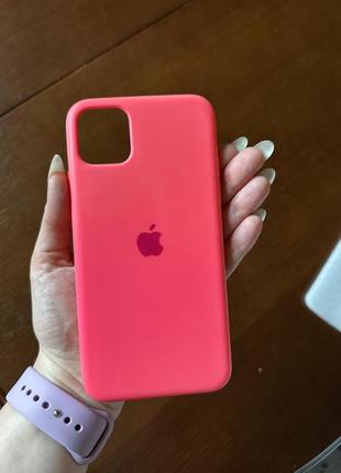 Яркий розовый силиконовый чехол на iphone 11 pro max силикон как новый, закрытый низ