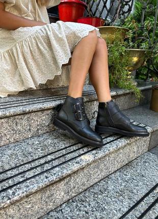 Базовые черные кожаные ботинки на низком ходу с пряжками3 фото