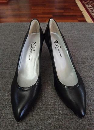 Кожаные туфли лодочки на невысоком каблучке 36,5 размер