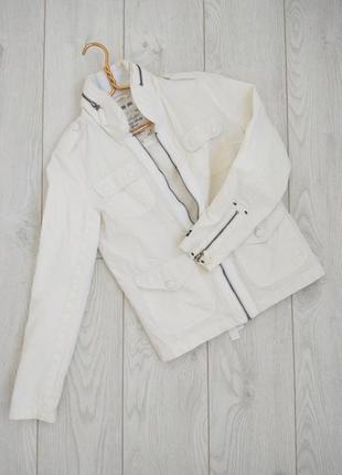 Белая легкая куртка