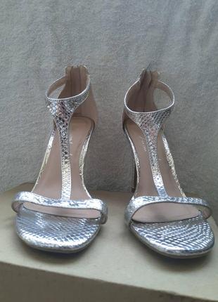Жіночі сріблясті босоніжки випускні, весільні, шикарні, блискучі туфлі на підборах  святкові