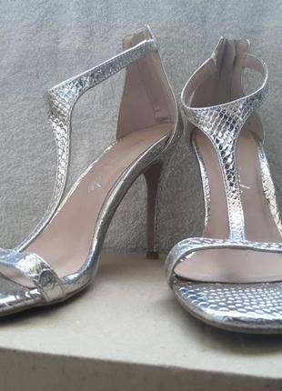 Женские серебристые босоножки выпускные, свадебные, шикарные блестящие туфли каблук фотосессия7 фото