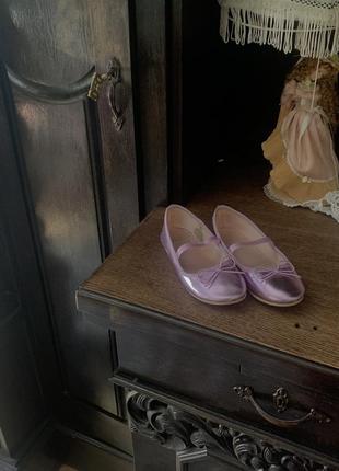 Нові туфлі на дівчинку брендові вечірні балетки рожеві фіолетові лакові нові h&m